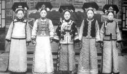 Cuộc đời những công chúa nhà Thanh: Sợ vú nuôi hơn sợ mẹ, phải xin phép mới được 'gần gũi' chồng